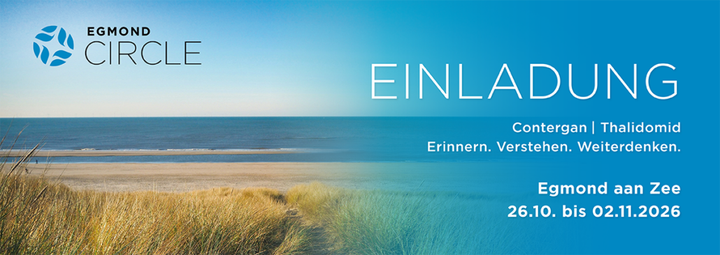 Links ein Foto von Strand und Dünen, rechts Schrift auf blau: Einladung / Egmond circle - 16.10 bis 02.11.2026
